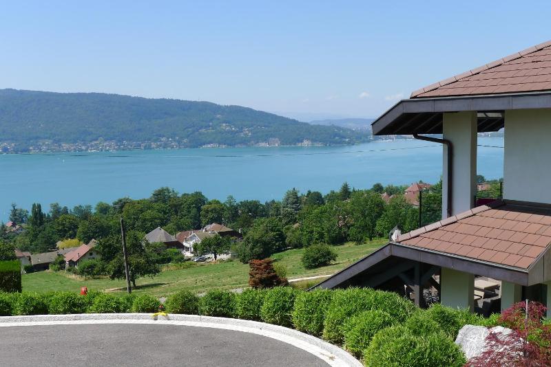 Double Room with Lake View image 2