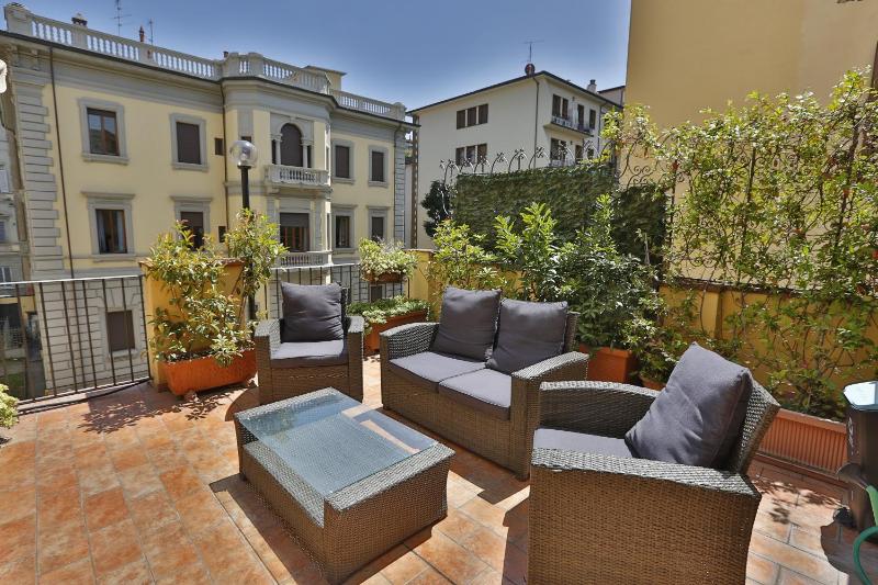 Five-Bedroom House with Terrace image 4