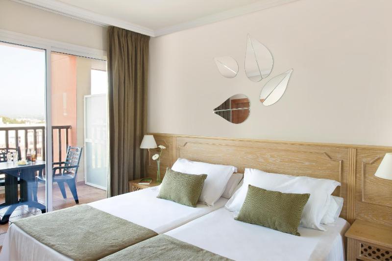 Twin Room image 3