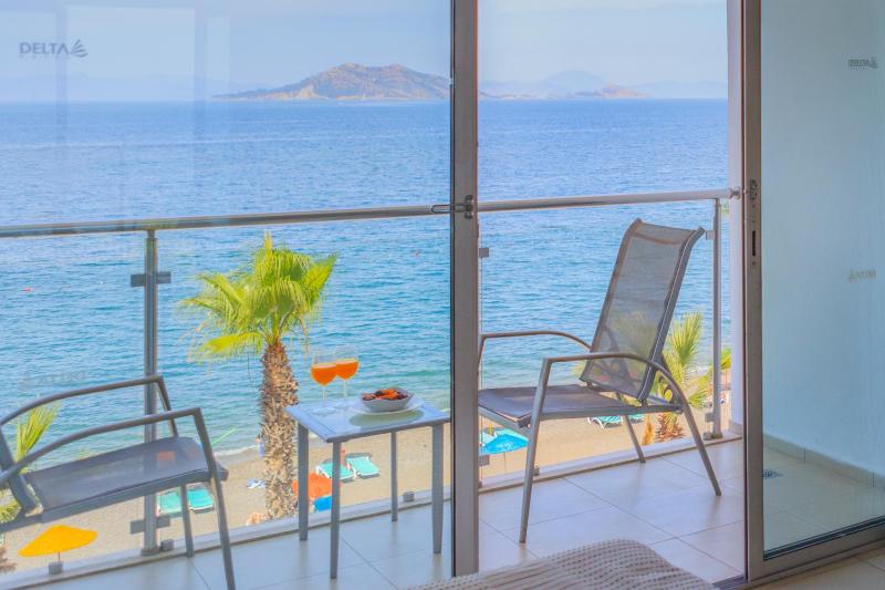 Standard Double Room with Sea View image 3