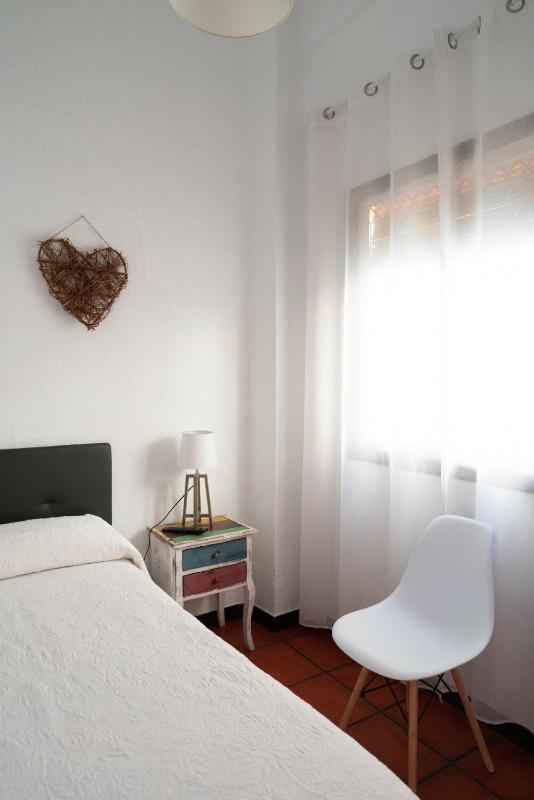 Single Room with Shared Bathroom image 3