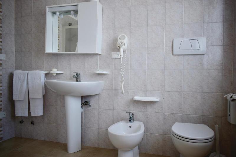 Double Room image 4