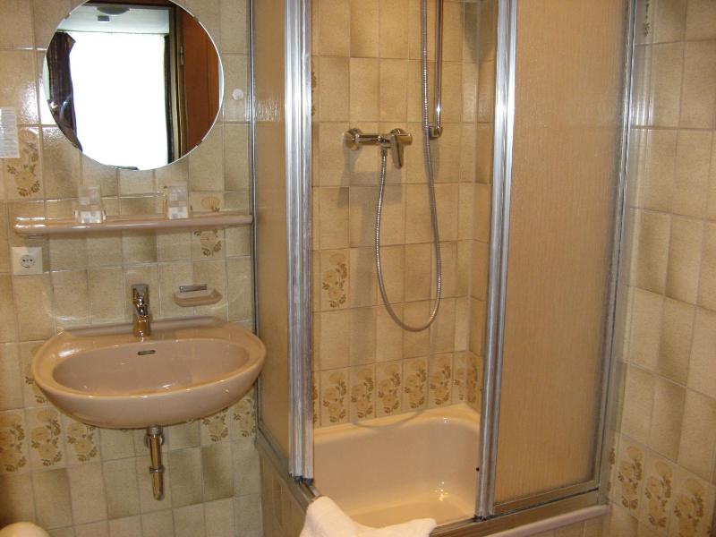 Twin Room with Private Bathroom image 4