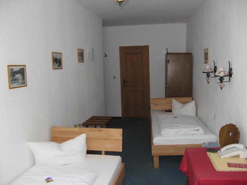 Twin Room with Private Bathroom image 3