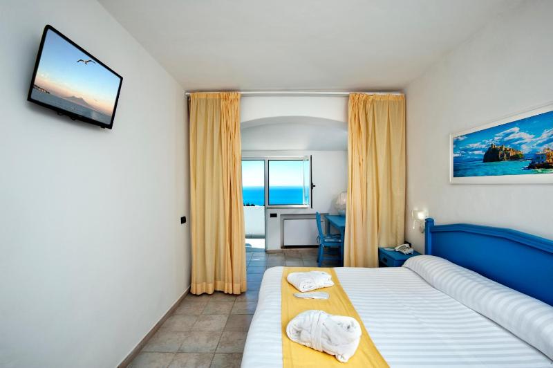 Panoramic Double Room with Sea View and Access to Thermal Park image 1