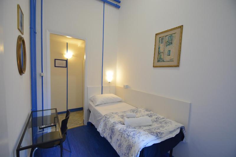 Economy Double or Twin Room with External Private Bathroom image 4