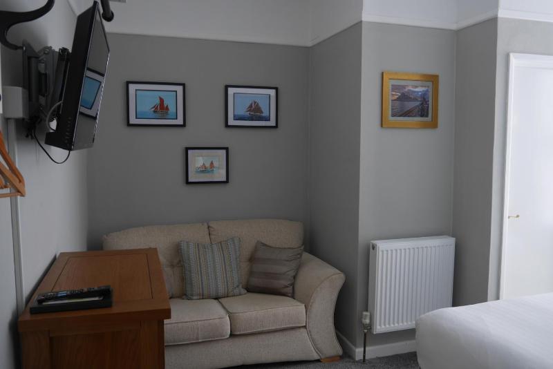Superior King Room with En-Suite image 3