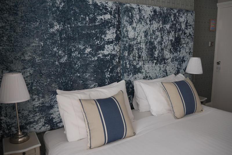 Superior King Room with En-Suite image 4