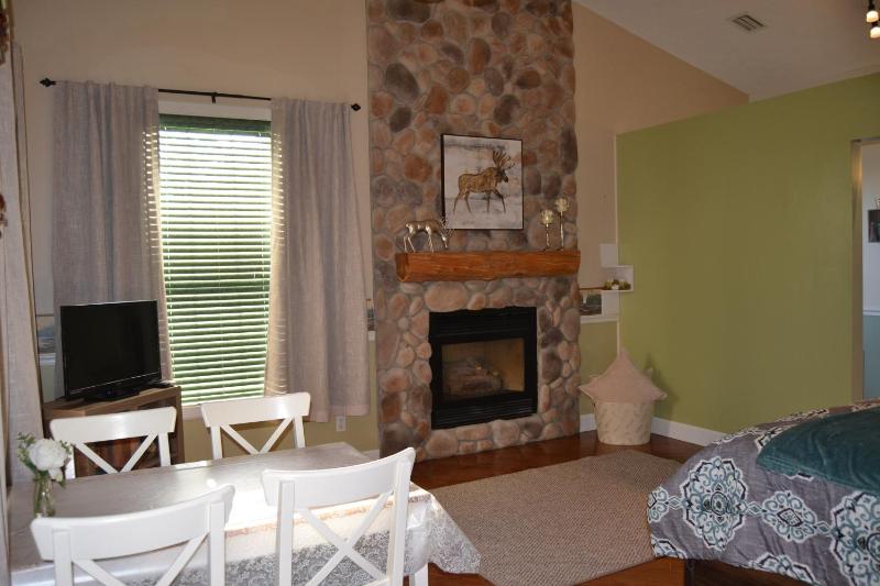 Deluxe Queen Room image 3