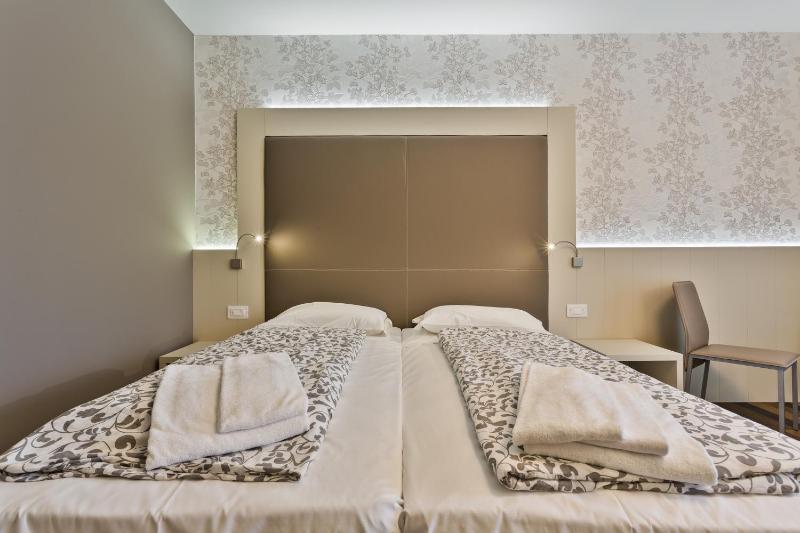 Deluxe Triple Room image 3