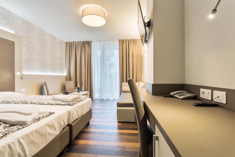 Deluxe Triple Room image 1