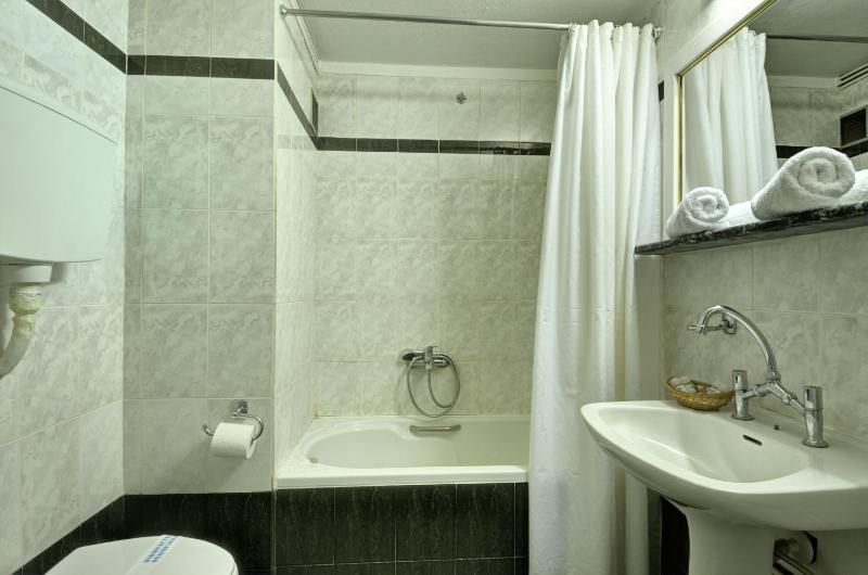 Twin Room image 2