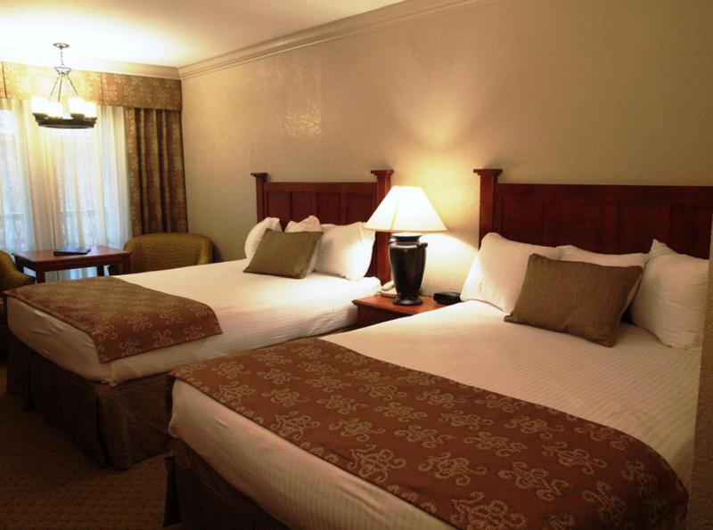 Queen Room with Two Queen Beds - Non-Smoking image 2