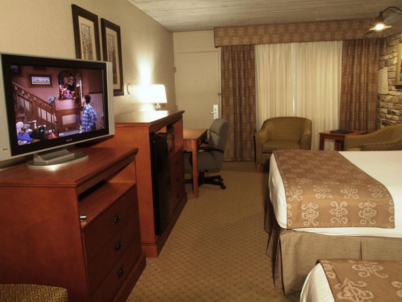 Queen Room with Two Queen Beds - Non-Smoking image 3