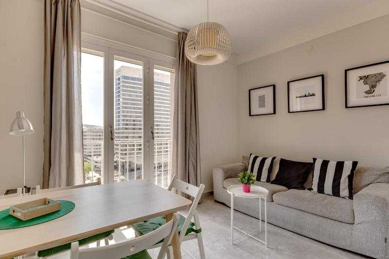 4 Bedroom High-Rise Apartment Amazing views! - image 1
