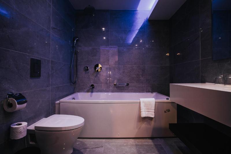 Suite with Spa Bath image 4
