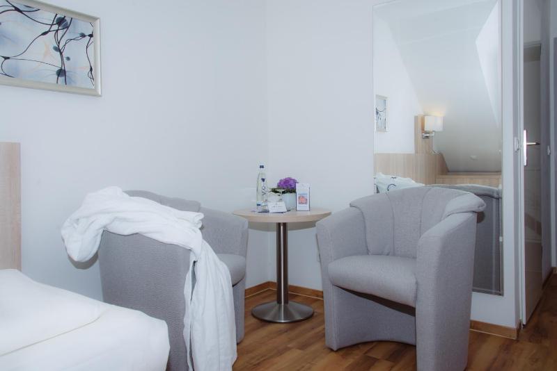 Twin Room image 2
