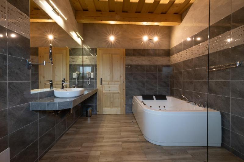 Deluxe Famly Room with Jacuzzi, Balcony and Lake View image 3