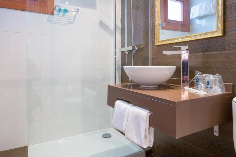Double or Twin Room with Extra Bed and terrace image 4