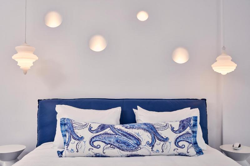 Superior Double Room with Open-Air Jetted Tub and Sea View image 3