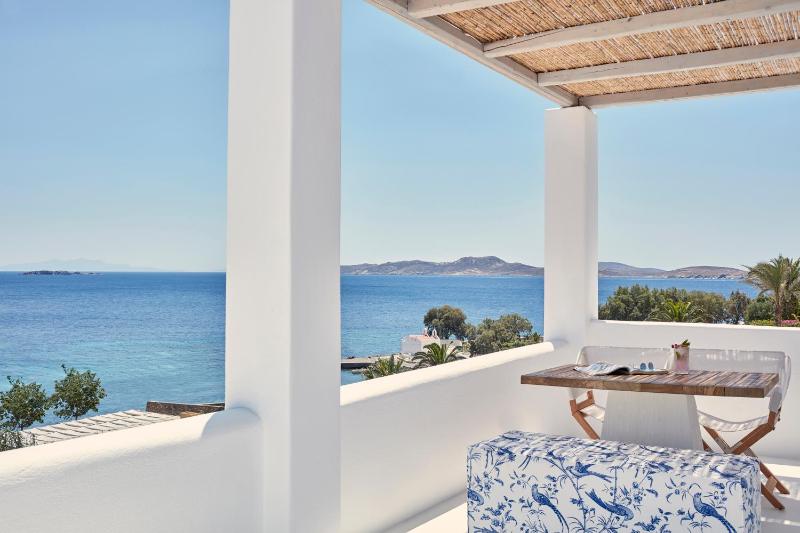 Senior Suite with Open-Air Jetted Tub and Sea View image 4