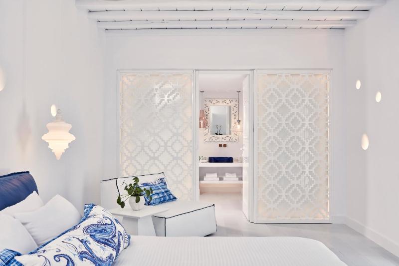 Superior Suite with Private Pool and Sea View image 3