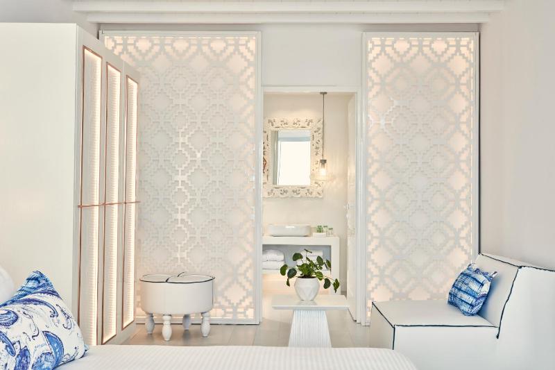 Junior Suite with Open-Air Jetted Tub and Sea View image 4