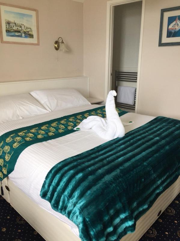 Medium Double Room with Sea Views - Room 10 image 1