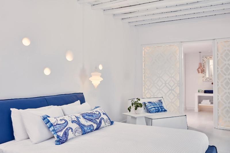 Junior Suite with Open-Air Jetted Tub and Sea View image 3