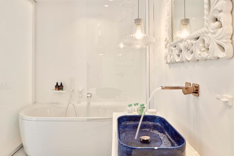 Superior Double Room with Open-Air Jetted Tub and Sea View image 4