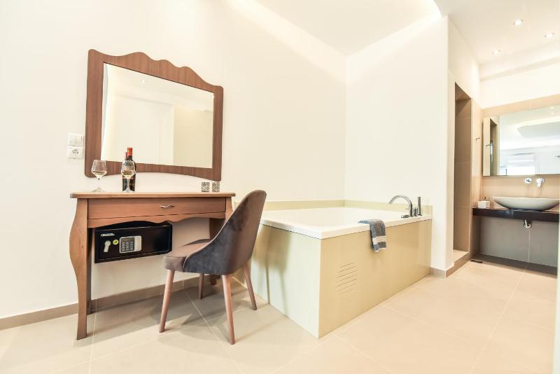 King Double Suite with Hot Tub image 3