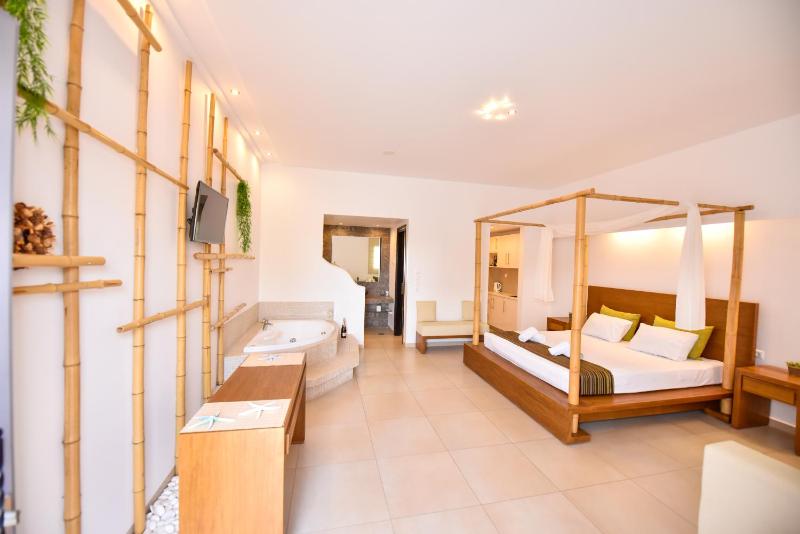 Queen Double Suite with Hot Tub image 4