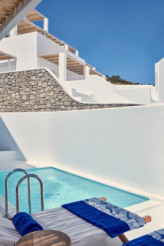 Superior Suite with Private Pool and Sea View image 4