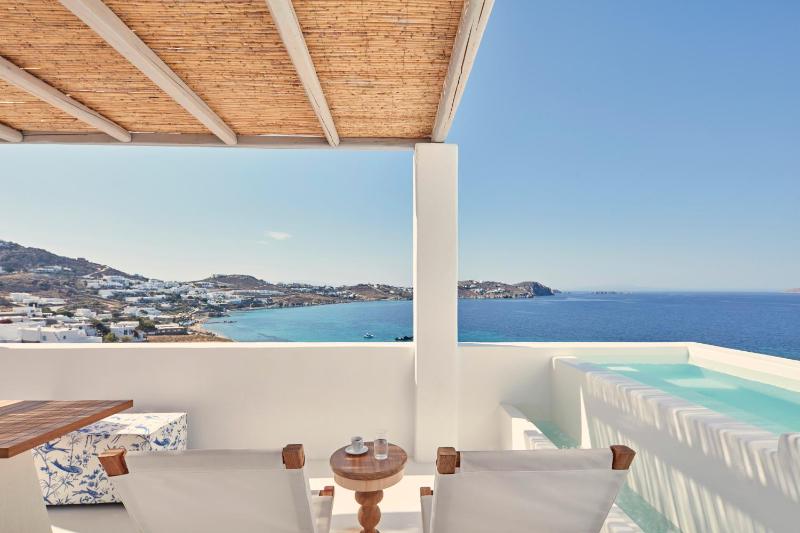 Senior Suite with Open-Air Jetted Tub and Sea View image 2