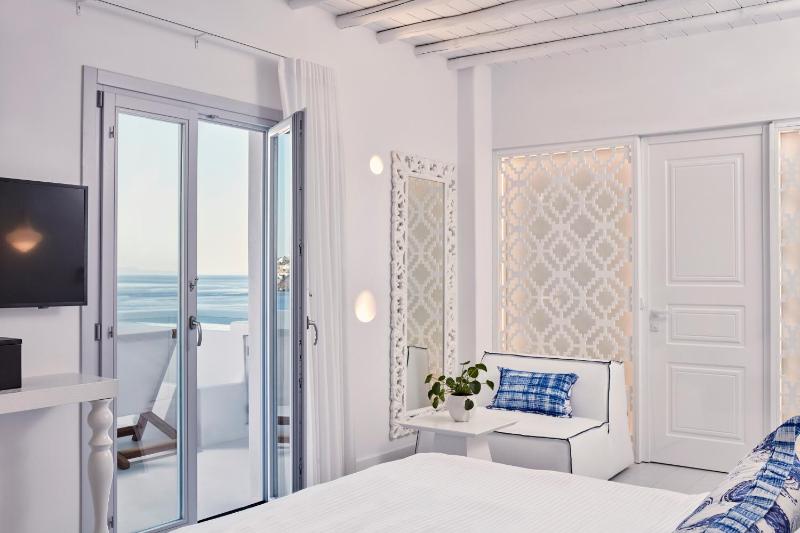 Superior Double Room with Open-Air Jetted Tub and Sea View image 2