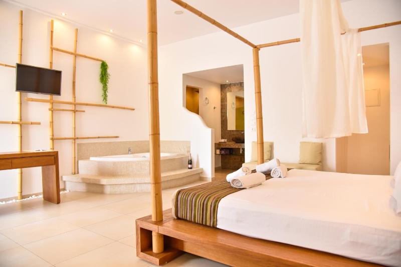 Queen Double Suite with Hot Tub image 2