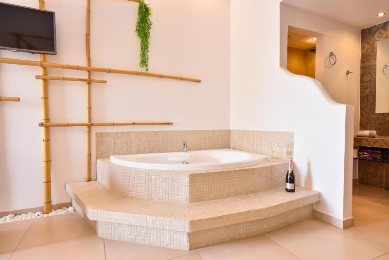 Queen Double Suite with Hot Tub image 3