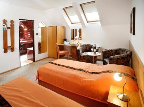 Double or Twin Room image 4
