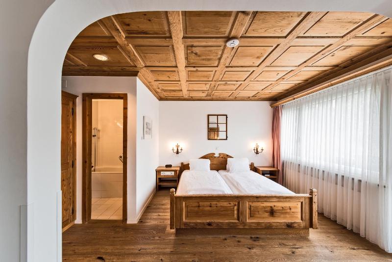 Deluxe Double Room with Balcony image 2