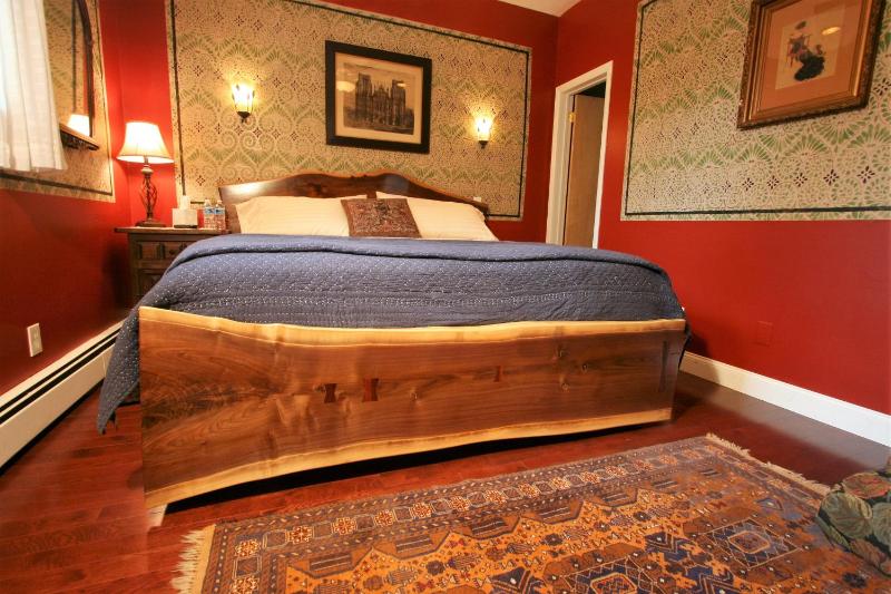 Standard King Room image 3