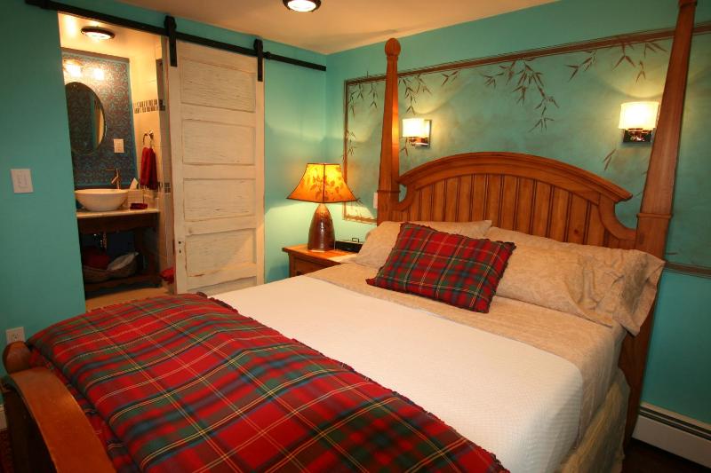 Standard Queen Room image 3