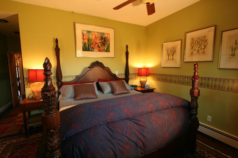 Standard King Room image 4