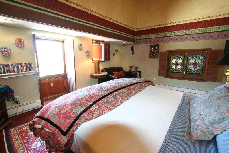 Deluxe King Room image 2