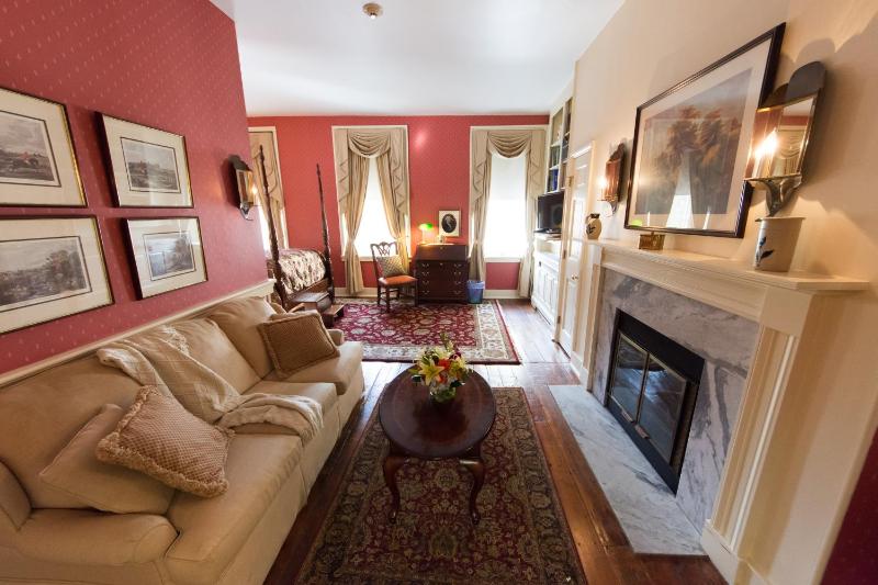 Deluxe Queen Suite image 2
