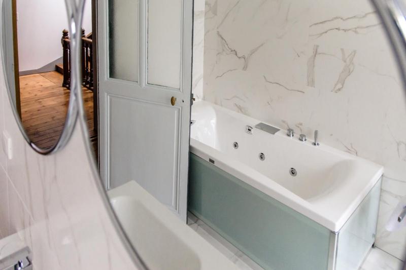 King Room with Spa Bath image 4