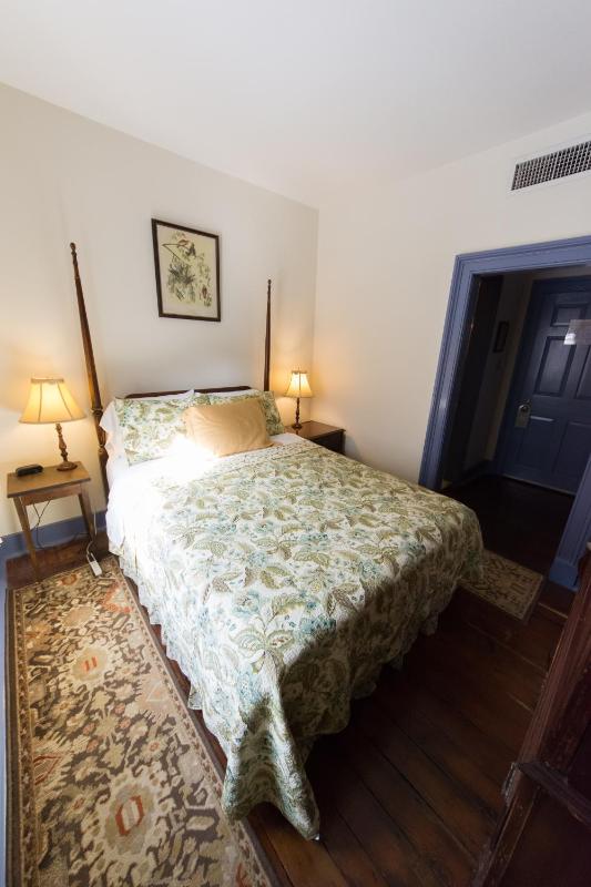 Single Room with Bathroom image 3