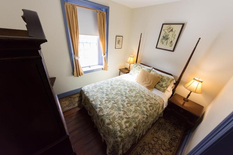 Single Room with Bathroom image 2