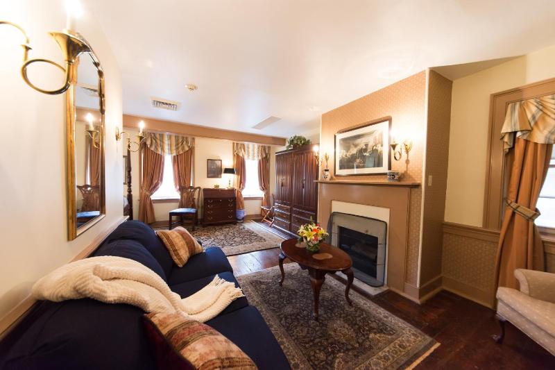 Deluxe Queen Suite image 2