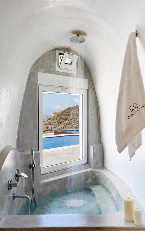 Honeymoon Villa with Private Pool and Caldera View image 4