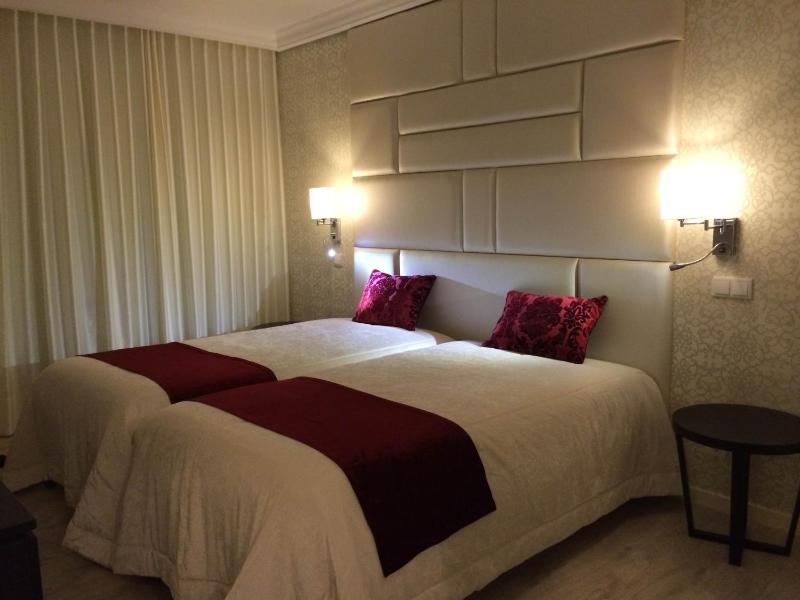 Twin Room image 3